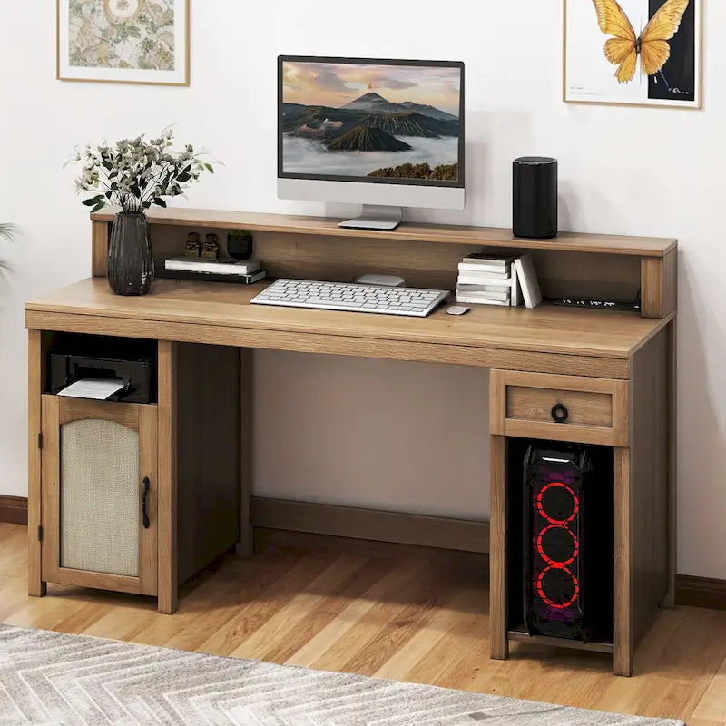 Scrivania rustica in legno con cassetto, armadietto, supporto per monitor e prese elettriche integrate
