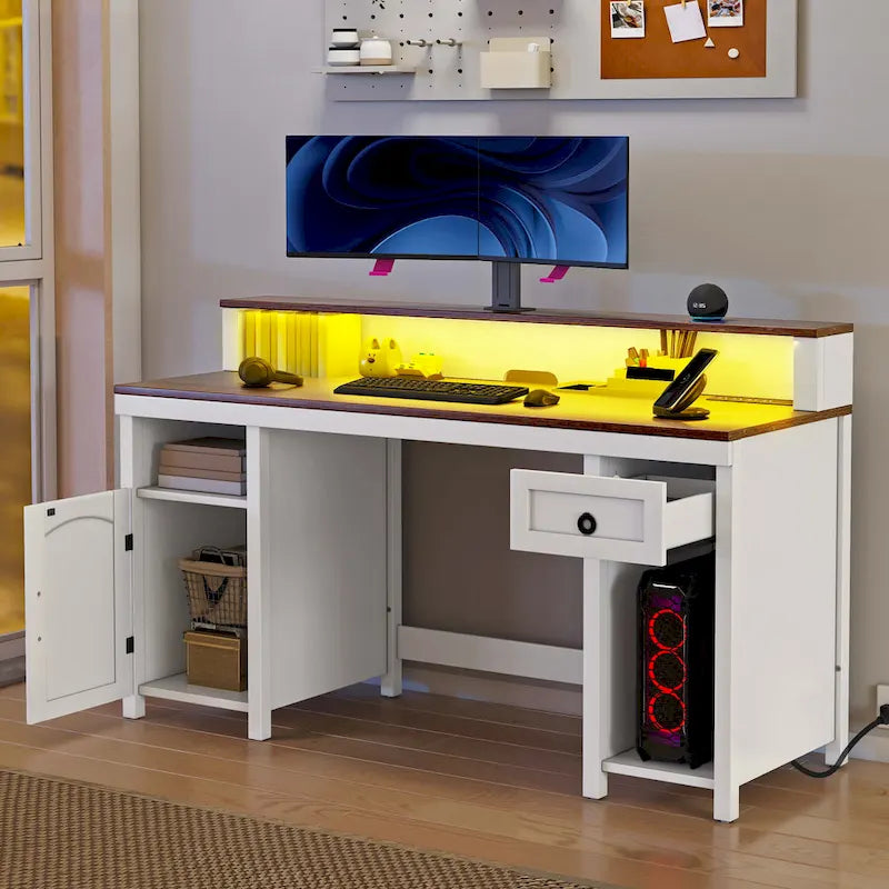 Scrivania rustica in legno con cassetto, armadietto, supporto per monitor e prese elettriche integrate