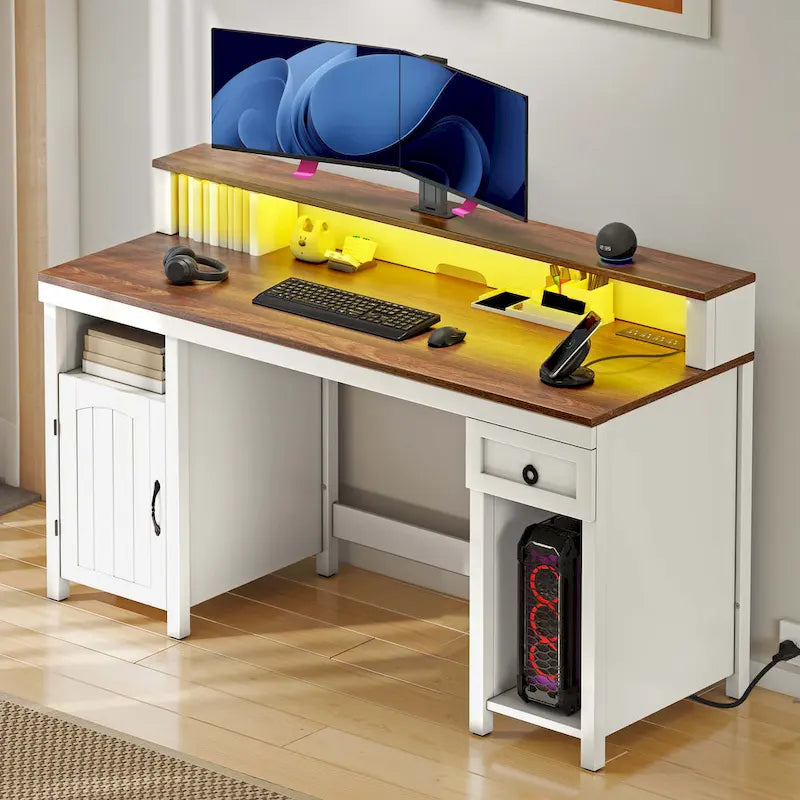 Scrivania rustica in legno con cassetto, armadietto, supporto per monitor e prese elettriche integrate