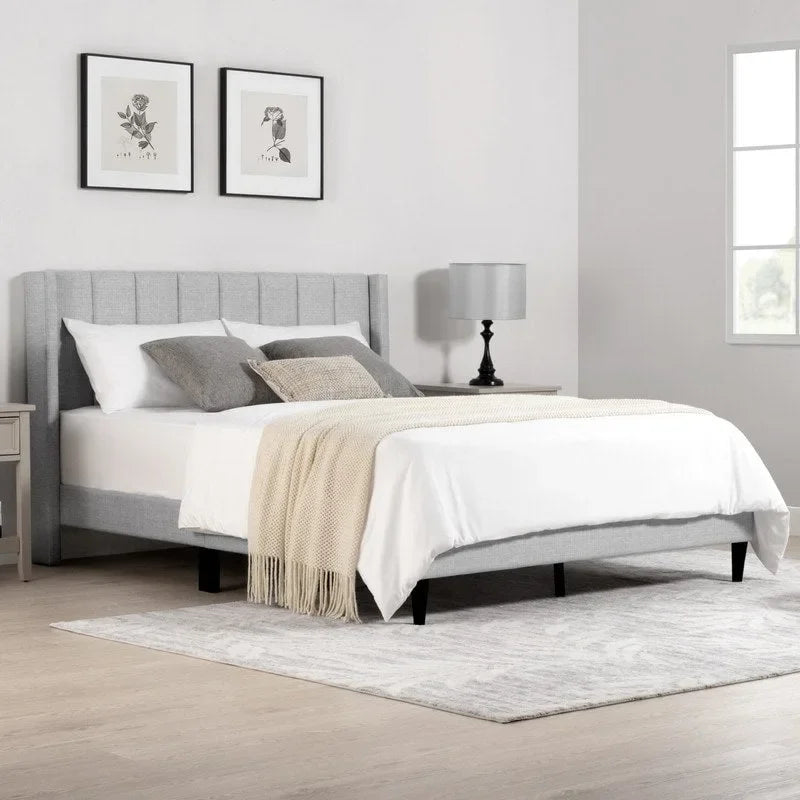 Letto matrimoniale Eleanor imbottito con testiera a righe verticali