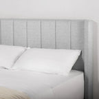 Letto matrimoniale Eleanor imbottito con testiera a righe verticali