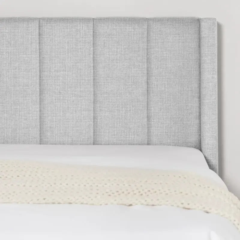 Letto matrimoniale Eleanor imbottito con testiera a righe verticali