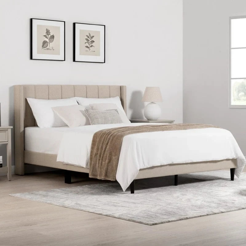 Letto matrimoniale Eleanor imbottito con testiera a righe verticali