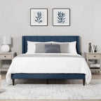 Letto matrimoniale Eleanor imbottito con testiera a righe verticali