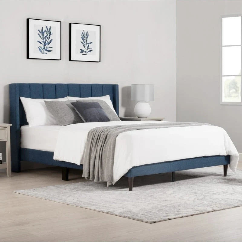Letto matrimoniale Eleanor imbottito con testiera a righe verticali