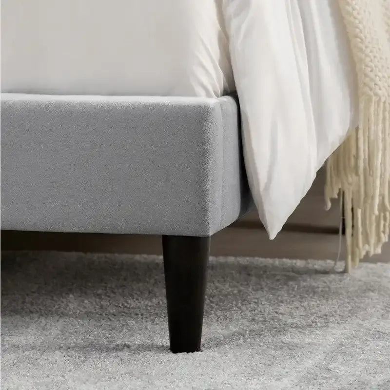 Letto matrimoniale Eleanor imbottito con testiera a righe verticali