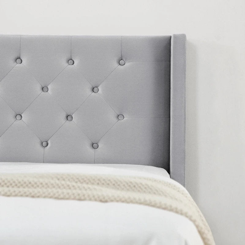 Letto matrimoniale Eleanor imbottito con testiera a righe verticali
