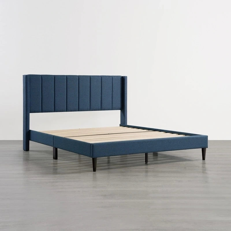 Letto matrimoniale Eleanor imbottito con testiera a righe verticali