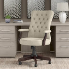 Sedia da ufficio con schienale alto e braccioli, trapuntatura capitonné, base in legno color espresso, capacità 125 kg