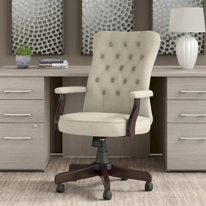Sedia da ufficio con schienale alto e braccioli, trapuntatura capitonné, base in legno color espresso, capacità 125 kg