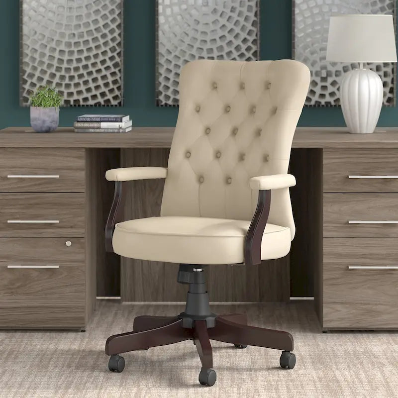 Sedia da ufficio con schienale alto e braccioli, trapuntatura capitonné, base in legno color espresso, capacità 125 kg