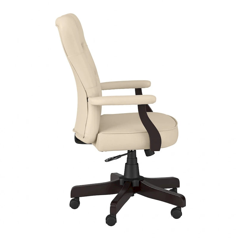 Sedia da ufficio con schienale alto e braccioli, trapuntatura capitonné, base in legno color espresso, capacità 125 kg