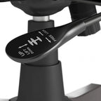 Sedia da ufficio con schienale alto e braccioli, trapuntatura capitonné, base in legno color espresso, capacità 125 kg