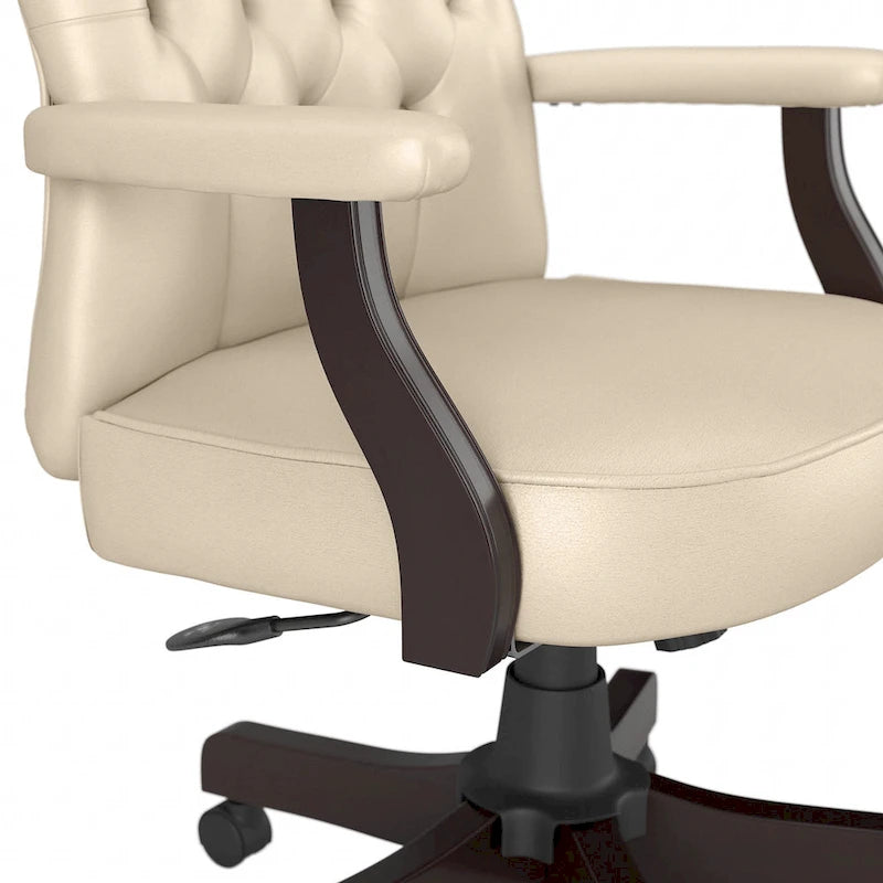 Sedia da ufficio con schienale alto e braccioli, trapuntatura capitonné, base in legno color espresso, capacità 125 kg