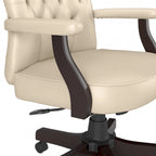 Sedia da ufficio con schienale alto e braccioli, trapuntatura capitonné, base in legno color espresso, capacità 125 kg
