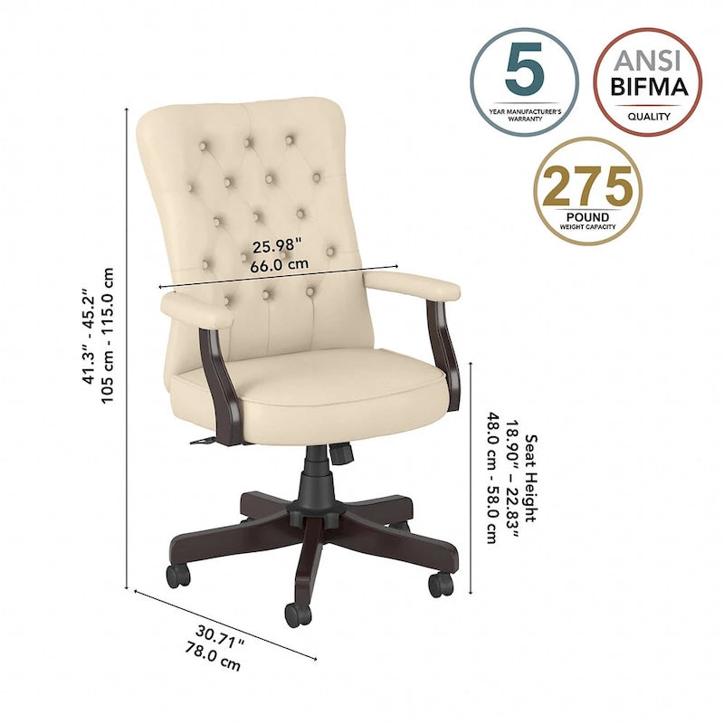 Sedia da ufficio con schienale alto e braccioli, trapuntatura capitonné, base in legno color espresso, capacità 125 kg