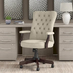 Sedia da ufficio con schienale alto e braccioli, trapuntatura capitonné, base in legno color espresso, capacità 125 kg