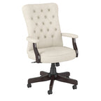 Sedia da ufficio con schienale alto e braccioli, trapuntatura capitonné, base in legno color espresso, capacità 125 kg
