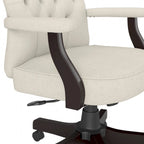 Sedia da ufficio con schienale alto e braccioli, trapuntatura capitonné, base in legno color espresso, capacità 125 kg